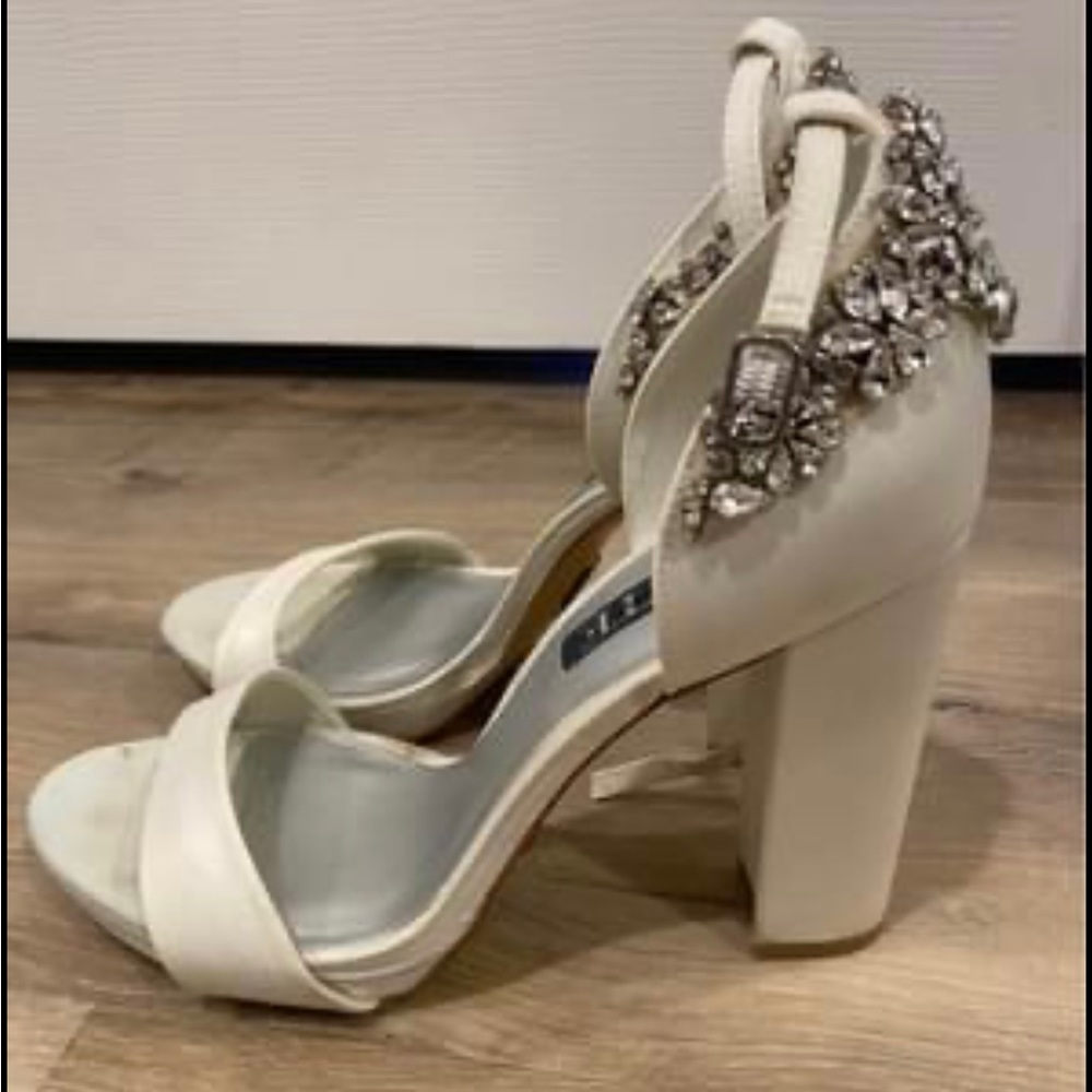 Vera Wang white wedding sandals/platform Sz 9